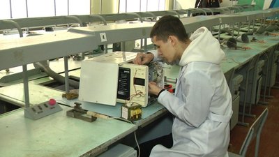 Павербанки, перетворювачі струму та сонячні станції: вінницькі студенти передають альтернативні джерела живлення для ЗСУ