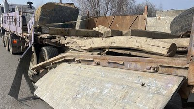 На Житомирщині на автотрасі Київ-Чоп із вантажівки під час руху випав камінь На Житомирщині на автотрасі Київ-Чоп із вантажівки під час руху випав камінь