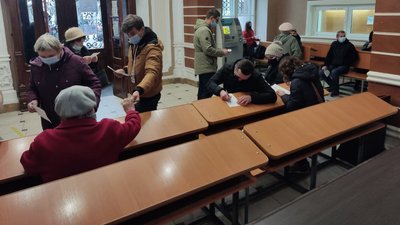 "Вакцинуюся, бо "приперло": репортаж з центрів вакцинації у Франківську