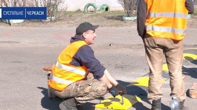 Біля черкаської школи встановили "лежачих поліцейських" та фігури дітей Біля черкаської школи встановили "лежачих поліцейських" та фігури дітей