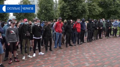 «Руки геть від патріотів»: у Чернігові пройшов мітинг під обласним управлінням поліції. РЕПОРТАЖ «Руки геть від патріотів»: у Чернігові пройшов мітинг під обласним управлінням поліції. РЕПОРТАЖ