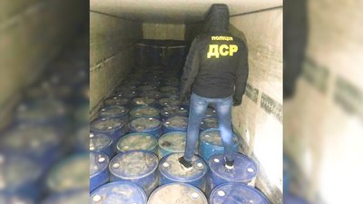 Оглядати не дозволив: у вантажівці на Рівненщині виявили понад 22,5 тонни спирту