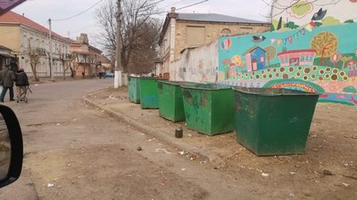 Херсонські комунальники прибирають сміття у місті та розчищають стихійні звалища Херсонські комунальники прибирають сміття у місті та розчищають стихійні звалища