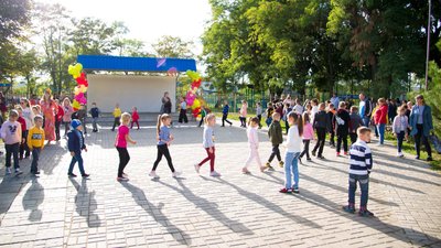 Дітлахи грають з аніматорами фото: Суспільне Донбас Дітлахи грають з аніматорами фото: Суспільне Донбас