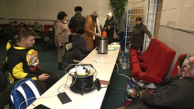 Жителі Славутича заряджають ґаджети у пункті незламності