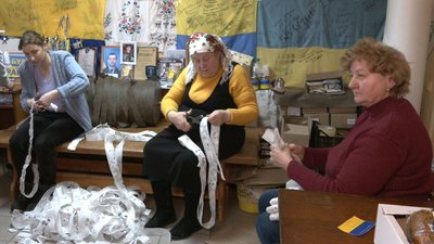 Волонтерки з села на Черкащині допомагають фронту Волонтерки з села на Черкащині допомагають фронту