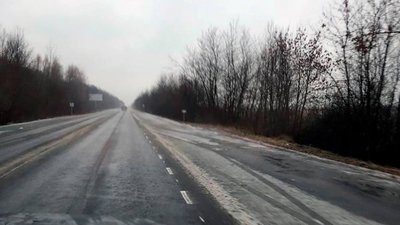 Дощ та ожеледь: на Житомирщині зареєстрували 64 ДТП, попереджають про складні погодні умови