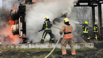 Гасили сім годин: волинський рятувальник розповів про пожежу після ракетного обстрілу в Луцьку