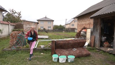 На Івано-Франківщині волонтери ремонтують помешкання для матері та її доньок
