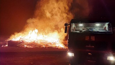 Неподалік Сквирського шосе уночі горіло недобудоване кафе. Спалахи бачили у Житомирі Неподалік Сквирського шосе уночі горіло недобудоване кафе. Спалахи бачили у Житомирі