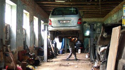 Вінничанин безкоштовно ремонтує автомобілі із зони бойових дій Вінничанин безкоштовно ремонтує автомобілі із зони бойових дій