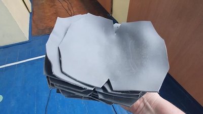Дніпропетровщина: у гімназії міста Кам'янського налагодили випуск наколінників для бійців Дніпропетровщина: у гімназії міста Кам'янського налагодили випуск наколінників для бійців