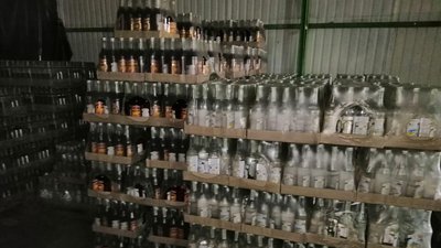 Найбільший "улов": 50 тисяч пляшок підробної горілки виявили в Рівному Найбільший "улов": 50 тисяч пляшок підробної горілки виявили в Рівному