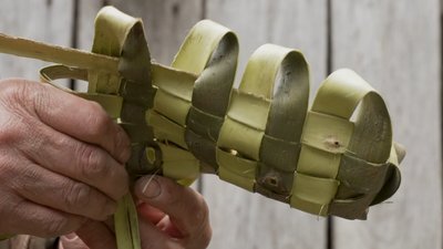 Ветеран із Рівненського Полісся плете постоли для доньки Ветеран із Рівненського Полісся плете постоли для доньки