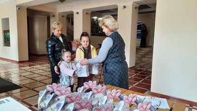У Хмельницькому діти з багатодітних родин завітали до театру ляльок
