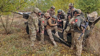 Бійці 44 окремої артилерійської бригади імені Данила Апостола пишуть диктант на передовій Бійці 44 окремої артилерійської бригади імені Данила Апостола пишуть диктант на передовій