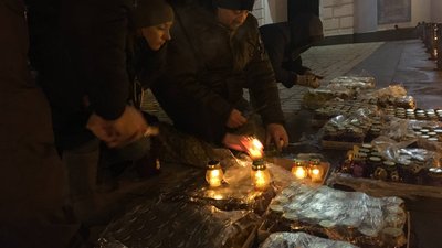 У Києві запалили 244 лампадки в пам'ять про оборону Донецького аеропорту У Києві запалили 244 лампадки в пам'ять про оборону Донецького аеропорту