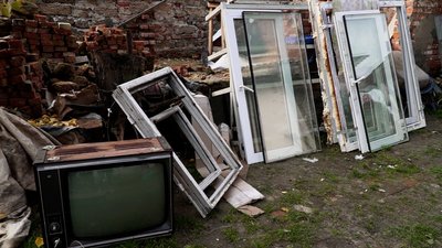 На Бобровиці у Чернігові волонтери склять будинки, які пошкоджені, внаслідок обстрілів росіян