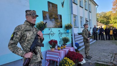 Січовий стрілець і доброволець "Азову" з однієї родини: на Рівненщині відкрили дошку борцям за українську державність Січовий стрілець і доброволець "Азову" з однієї родини: на Рівненщині відкрили дошку борцям за українську державність