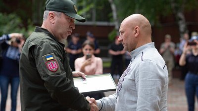 Міського голову Черкас нагородили відзнакою Президента "За оборону України" Міського голову Черкас нагородили відзнакою Президента "За оборону України"