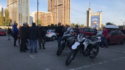 Активісти влаштували автопробіг до будинку Зеленського у Конча-Заспі Активісти влаштували автопробіг до будинку Зеленського у Конча-Заспі