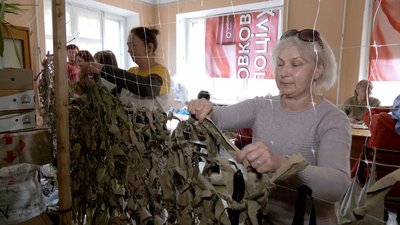 У селі на Вінниччині сплели 16 кілометрів маскувальних сіток У селі на Вінниччині сплели 16 кілометрів маскувальних сіток