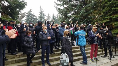 Проти локдауну на вихідні: у Рівному підприємці прийшли під міську раду Проти локдауну на вихідні: у Рівному підприємці прийшли під міську раду