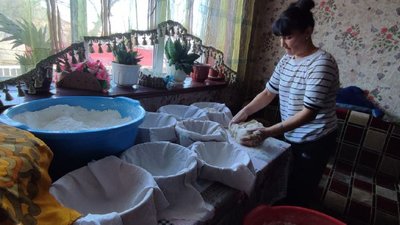 "Хай їдять і здоровими повертаються додому": на Вінниччині багатодітна мати пече на черені хліб для військових "Хай їдять і здоровими повертаються додому": на Вінниччині багатодітна мати пече на черені хліб для військових