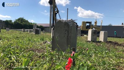 Будівельні роботи на території польського кладовища. Фото: Суспільне