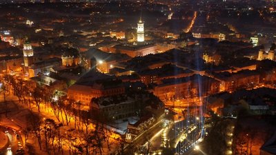 У Львові в пам’ять про Героїв Майдану в небо запустили світлові промені У Львові в пам’ять про Героїв Майдану в небо запустили світлові промені