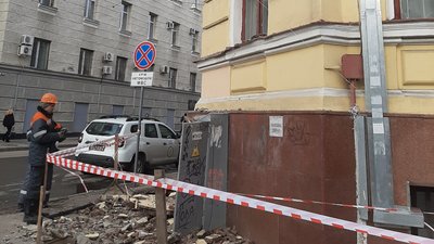 В центрі Харкова обвалився балкон одного з корпусів худмузею В центрі Харкова обвалився балкон одного з корпусів худмузею