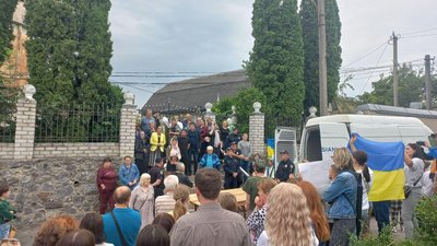 Віряни ПЦУ зібрались біля красилівського храму Різдва Христового, аби провести збори релігійної громади про перехід з УПЦ (МП) до ПЦУ. 25 червня 2023 рік