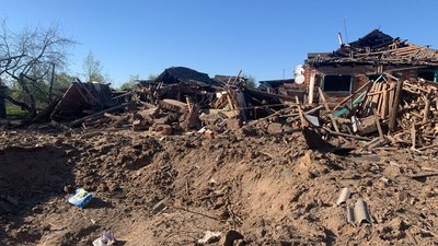 Уламок бомби потрапив у шию. Подробиці загибелі дитини від авіаудару по Новгород-Сіверській громаді Уламок бомби потрапив у шию. Подробиці загибелі дитини від авіаудару по Новгород-Сіверській громаді