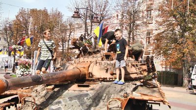 Хмельницькі дітлахи з цікавістю вивчали будову трофейного танка та БТРа.