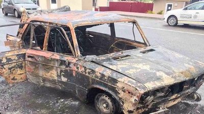 В Озерній на Тернопільщині зранку згорів автомобіль. Рятувальники та поліцейські розслідують В Озерній на Тернопільщині зранку згорів автомобіль. Рятувальники та поліцейські розслідують