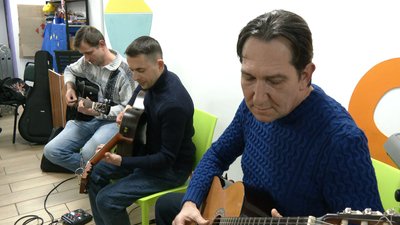 Праворуч — Володимир Лобач Праворуч — Володимир Лобач