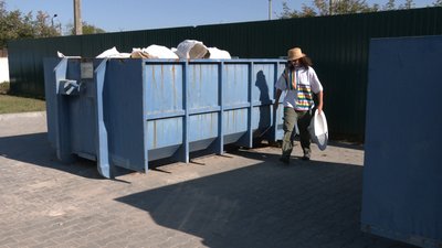 Харків’янка будує зі сміття хату на Хмельниччині Харків’янка будує зі сміття хату на Хмельниччині