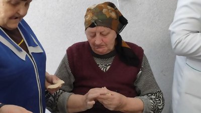 У Луцькому геріатричному пансіонаті готують вареники для військових та переселенців У Луцькому геріатричному пансіонаті готують вареники для військових та переселенців