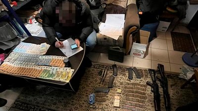 Гроші, набої, зброя та печатки, знайдені під час обшуку Гроші, набої, зброя та печатки, знайдені під час обшуку