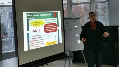 В Житомирі пластуни організували історичний екскурс на вшанування пам'яті героїв бою під Крутами В Житомирі пластуни організували історичний екскурс на вшанування пам'яті героїв бою під Крутами
