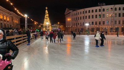 Локдаун у дії: у Києві продовжують працювати ковзанка та оглядове колесо, а в кафе — черги Локдаун у дії: у Києві продовжують працювати ковзанка та оглядове колесо, а в кафе — черги
