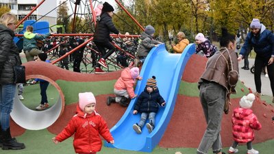 Скейт-зона, гойдалки та канати: у Луцьку відкрили урбан-парк