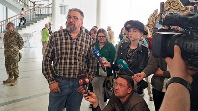 "Це горе проходить через тебе". У Дніпрі відкрили виставку світлин Сергія Дівєєва «Миті війни» "Це горе проходить через тебе". У Дніпрі відкрили виставку світлин Сергія Дівєєва «Миті війни»