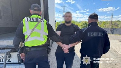 На Закарпатті поліцейські стріляли по колесах вантажівки, щоб зупинити водія