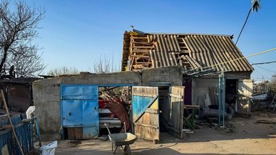 11 квітня російські військові обстріляли з артилерії Гуляйполе, одну жінку поранено
