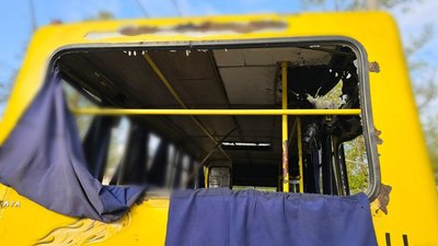Маршрутка, яку атакував дрон РФ у Дніпровському районі Херсона,