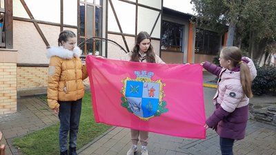 Діти з Харківської області привезли в Кам’янець прапор громади.