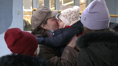 Додому на Різдво. Багатодітну львів’янку, яка хворіла на COVID-19, виписали із лікарні
