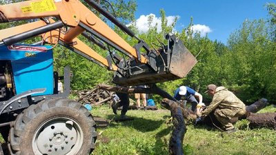 Відрами та сачками: на Харківщині розчищають річку Уди Відрами та сачками: на Харківщині розчищають річку Уди