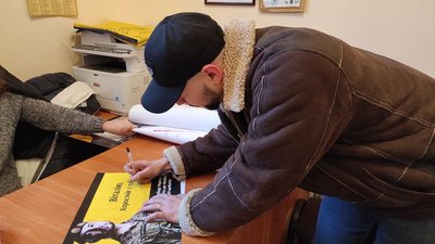 Віталій Марків вперше після звільнення повернувся у рідний Хоростків Віталій Марків вперше після звільнення повернувся у рідний Хоростків